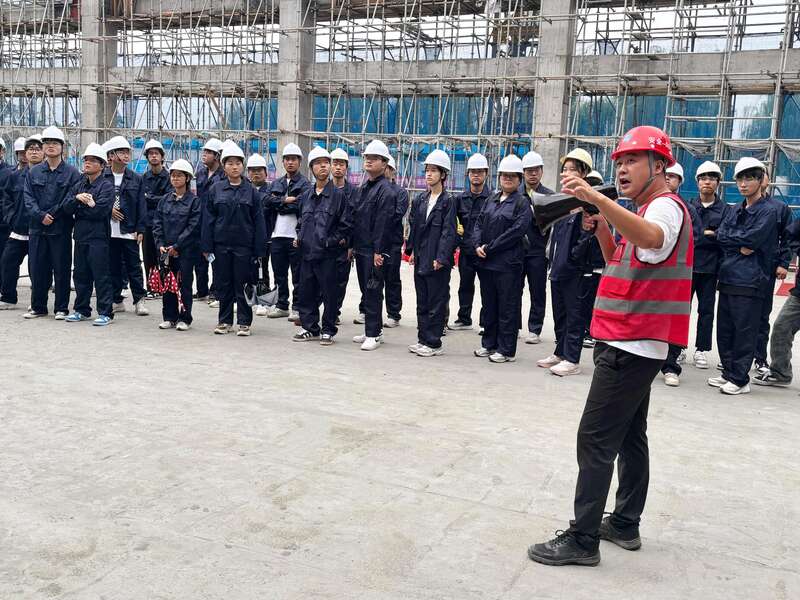 安徽马鞍山：项目工地来了180多名“听课”的青年学生